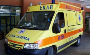 Λεωφόρος Λαυρίου: Λεωφορείο έπεσε σε κολόνα – Τραυματίστηκε ο οδηγός